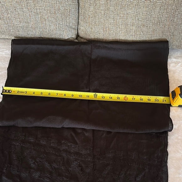 BNWOT 100% Wool Elegant Black Fringed Embroidered Scarf by OSKA - Picture 6 of 9